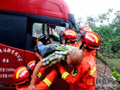 荣县：两车迎面相撞 消防员跑步前往现场救援