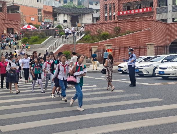 【开学季】自贡公安交警筑牢道路交通安全防线
