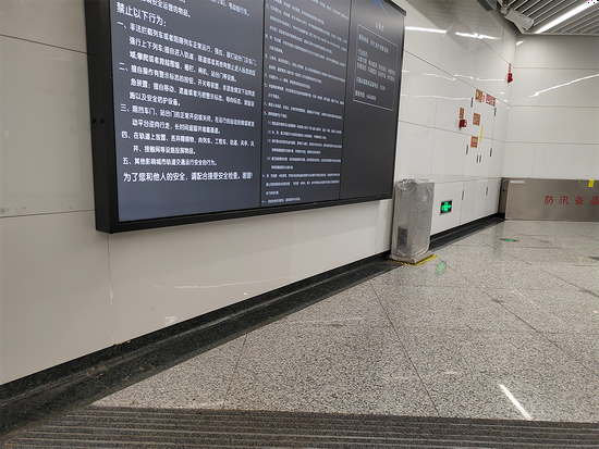 撞坏地铁站一块瓷砖，要赔1800元？成都地铁回应：乘客已认可